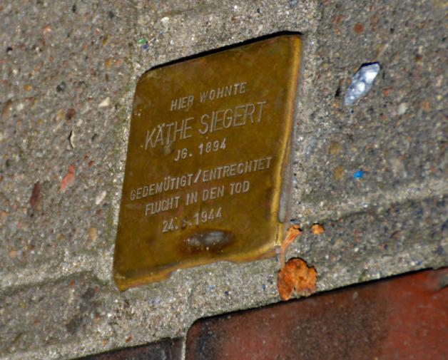 Dieser Stolperstein wurde in der Strandstraße Höhe Edeka für Käthe Siegert gelegt, die sich in der Gestapo-Aussenstelle in der Bomhoff-Straße das Leben genommen hat. Dieser Stolperstein wurde in der Strandstraße Höhe Edeka für Käthe Siegert gelegt, die sich in der Gestapo-Aussenstelle in der Bomhoff-Straße das Leben genommen hat.