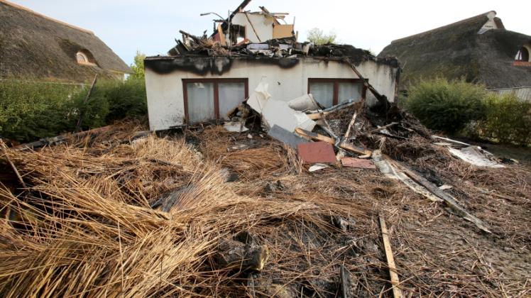 Die Reste des abgebrannten Ferienhauses: Donnerstagnacht brach das Feuer im Dachgeschoss des reetgedeckten Bungalows aus. 