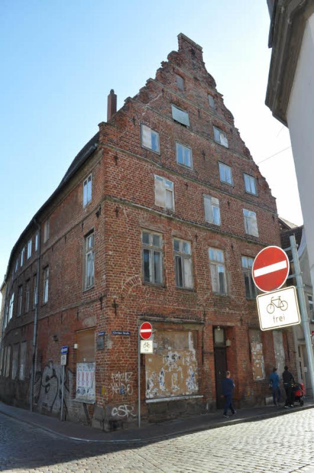 Die Stadt Güstrow sucht für das markante Eckhaus einen Käufer.