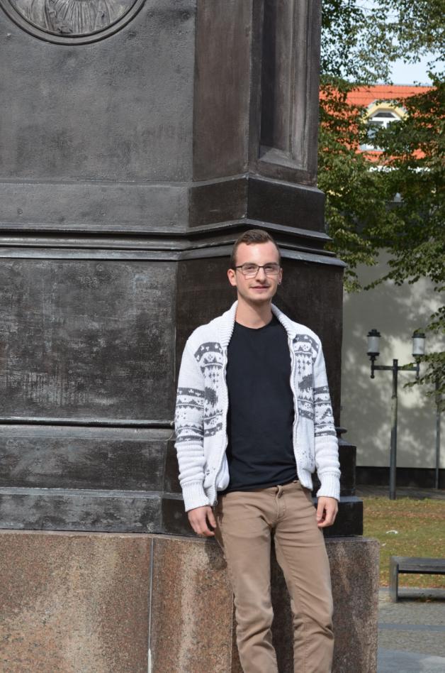 Dominik Bernhardt ist Rheinländer und machte sein Abitur in Berlin. Er studiert in Greifswald Englisch und Geschichte auf Lehramt.
