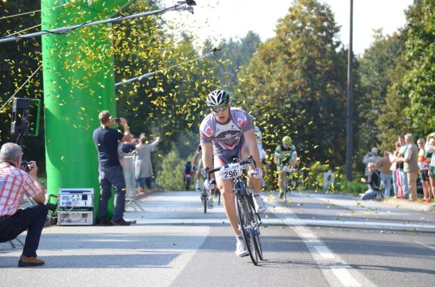 Konfettiregen im Ziel für Tilman Ribbeck. Der Schweriner gewann das Rennen über 55 Kilometer. Konfettiregen im Ziel für Tilman Ribbeck. Der Schweriner gewann das Rennen über 55 Kilometer.