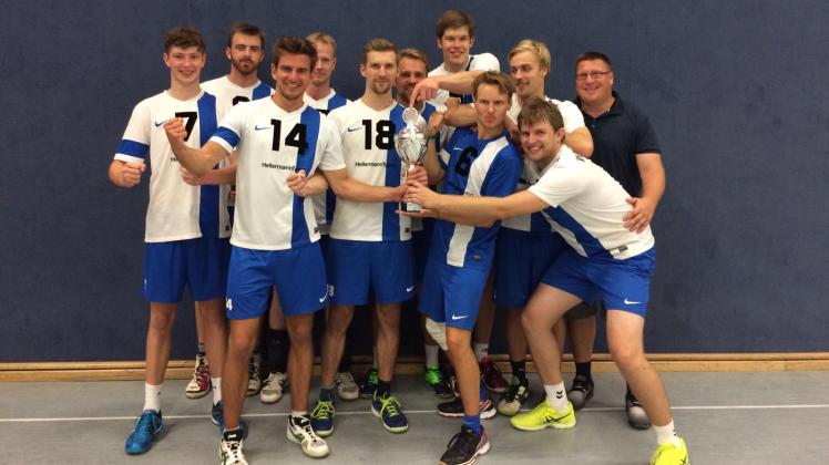 Die glücklichen Sieger: Der VfL Pinneberg gewinnt den Regional-Pokal im Volleyball und darf nun am 26. Oktober im Deutschen Volleyball-Pokal gegen den Erstligisten SVG Lüneburg spielen. 