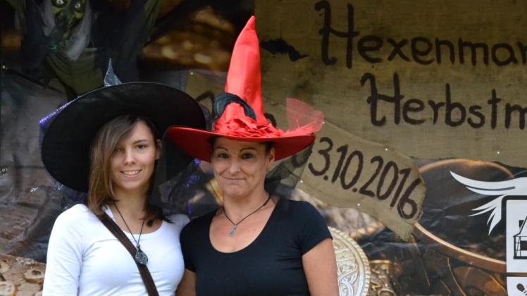 Jutta Prien (r.) und Tochter Tabea freuen sich auf viele Gäste zum Hexenmarkt.  