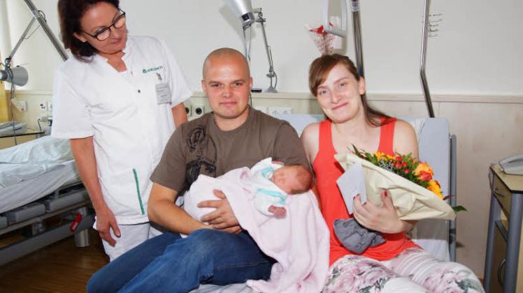 Das Jubiläums-Baby Emilia verschlief den Fototermin mit ihren Eltern Nadine Wöhl und Andreas Drews sowie Oberärztin Kornelia Noak 