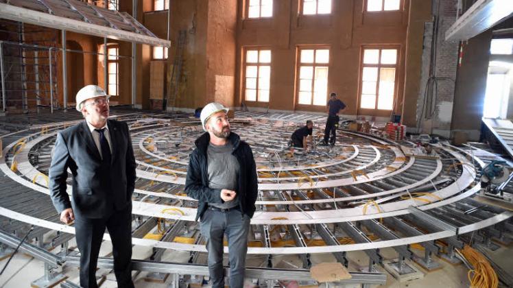 Armin Tebben (l.) und Thomas Müller bestaunen die Fortschritte der Arbeiten im ehemaligen Goldenen Saal. 