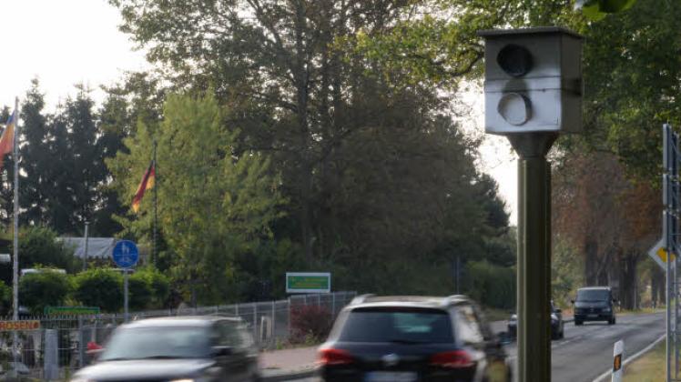 Zum zweiten Mal innerhalb von fünf Wochen ist auf einen Blitzer in Nordwestmecklenburg ein Anschlag verübt worden. Dieses Mal sprühten unbekannte Täter weiße Farbe auf den Starenkasten in Rolofshagen. Foto: Michael Schmidt
