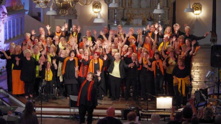Temperamentvoll: Birthe Ley-Thöming, hier vor dem Chor „Offbeat“, leitete zum 18. Mal das Pop-und Gospelfestival in der Christkirche. 