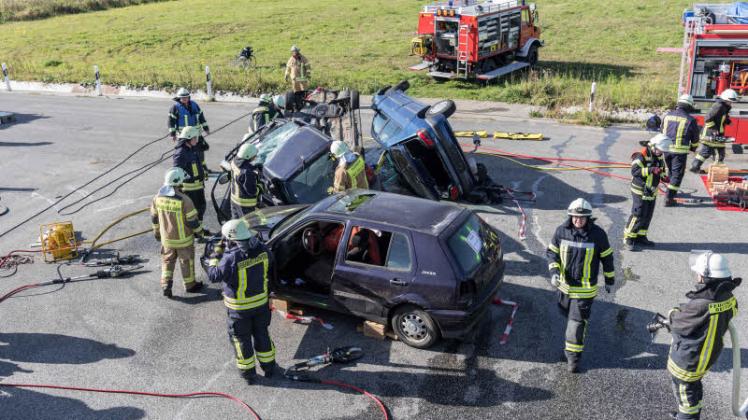 Eine Massenkarambolage mit mehreren Autos und Verletzten war die Aufgabe der Wehren aus Eckernförde und Büdelsdorf, die bei diesem Szenario die Zusammenarbeit übten. 