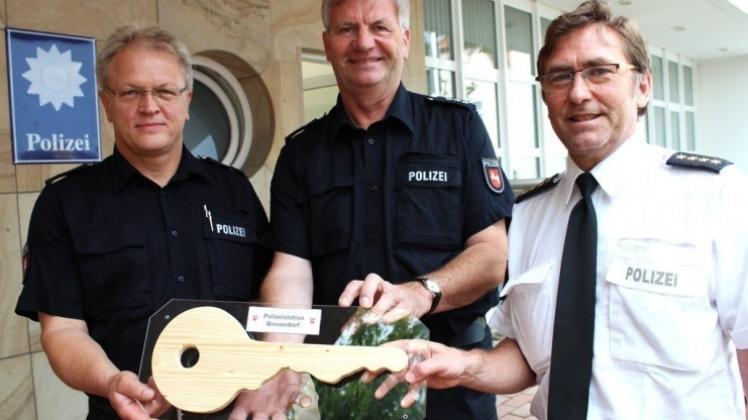 Ein Riesenschlüssel für die zentrale Dienststelle überreichte der Leiter der Polizeiinspektion Osnabrück, Michael Maßmann, (rechts) den Beamten vor Ort Thomas Koitka (links) und Reinhard Schlüter. 