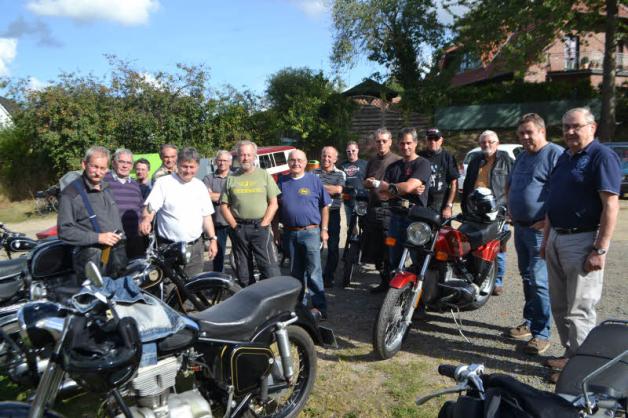 PS-Nostalgiker unter sich: 38 Mitglieder zählt der Verein „Freunde historischer Fahrzeug“ aktuell. Fotos: Wibke Niemeyer PS-Nostalgiker unter sich: 38 Mitglieder zählt der Verein „Freunde historischer Fahrzeug“ aktuell. Fotos: Wibke Niemeyer