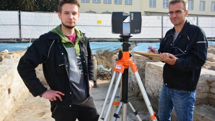 Digitalisieren die Ausgrabungsstätte mit 3D-Scanner: David Möbus (links) und Ingo Lutte vermessen den Glatten Aal.  Fotos: Jenny Strozyk 