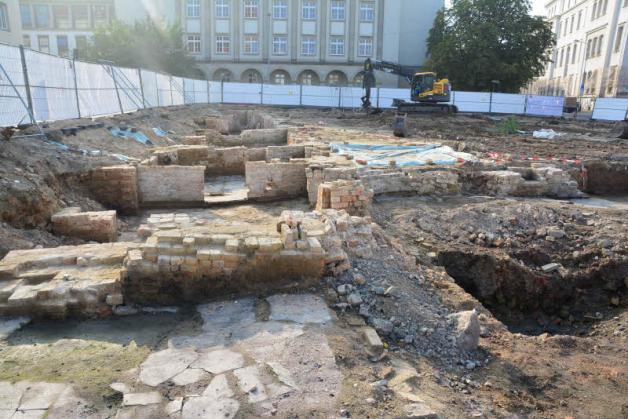 Mauerwerke aus dem 13. Jahrhundert und einen Krater, vermutlich von dem Bombenangriff 1942, haben die Archäologen bei ihrer Ausgrabung freigelegt. 
