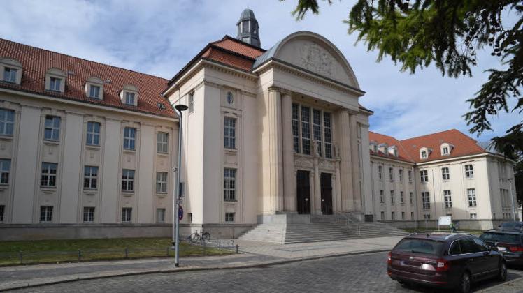 Eine Million Reichsmark kostete der Justizpalast, der am 25. September 1916 von Großherzog Friedrich Franz IV. eingeweiht wurde.