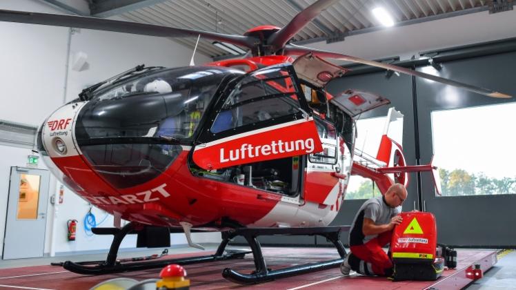  Martin Bosch bereitet den Hubschrauber Christoph 64 für den Einsatz vor.  