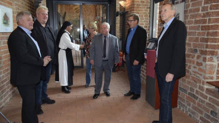 Gestern Vormittag besuchten die dänischen Gäste mit Bürgermeister Erik Buhl (l.), seinem Stellvertreter Kjeld Anker Espersen (r.) und dem Kommunaldirektor Mogens Pedersen (2.v.r.) das Kloster. 