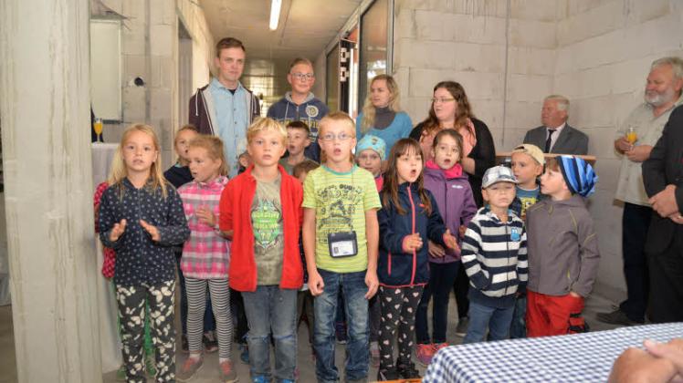 Auftritt der Bantiner Kinder gestern beim Richtfest im Rohbau der neuen Kindereinrichtung.  