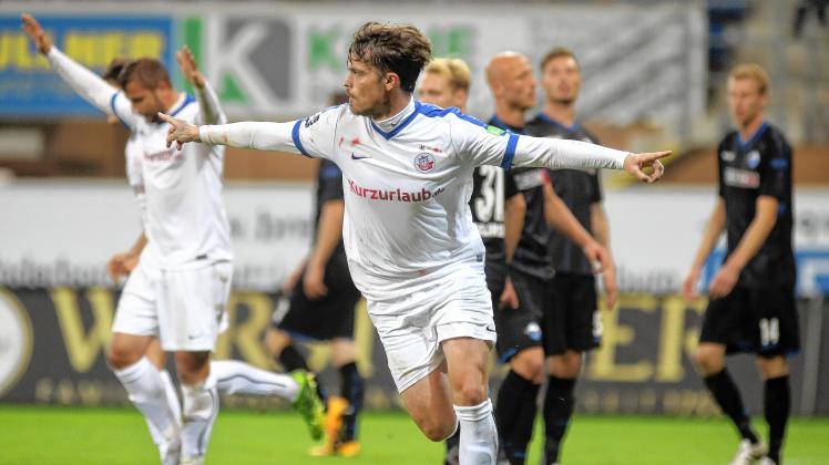 Die Vorentscheidung in Paderborn: Hanseat Dennis Erdmann dreht nach seinem Treffer zum 2:0 jubelnd ab. 
