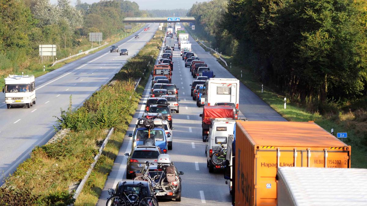 Ferienverkehr Langer Stau auf der A7 Richtung Dänemark SHZ