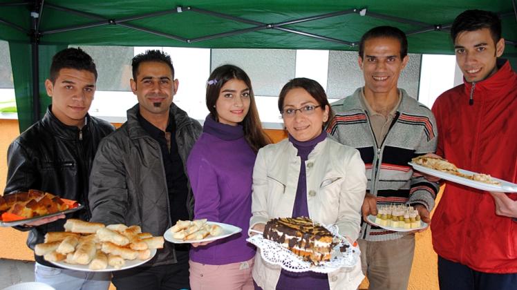 Einige Asylbewerber aus der benachbarten Gemeinschaftsunterkunft hatten Köstlichkeiten aus Albanien, Syrien und Persien zum Herbstfest mitgebracht. 