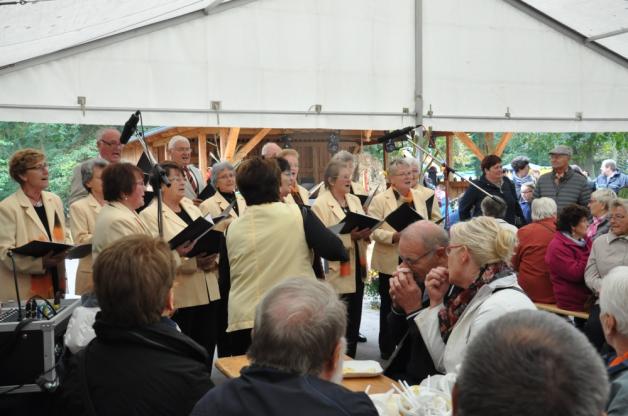 Der Dobbertiner Heimatchor sorgte im Festzelt für gute Laune und musikalische Stimmung. 