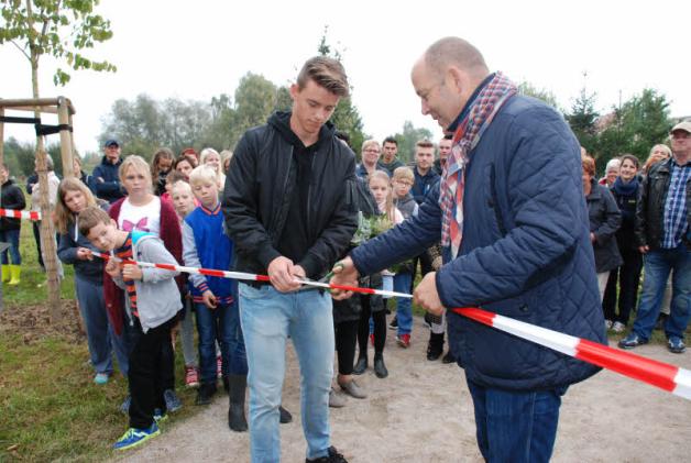 Offizielle Eröffnung: Florian Blank, Schüler der 10. Klasse, und Renee Recke geben den Lebenssbaumkreis frei. Offizielle Eröffnung: Florian Blank, Schüler der 10. Klasse, und Renee Recke geben den Lebenssbaumkreis frei.