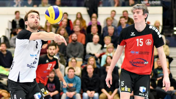 Benjamin Schille (links) eroberte beim 3:1 der Volleyballer des SV Warnemünde beim Berliner VV in der Feldabwehr viele Bälle. Rechts Lars Moldenhauer. Benjamin Schille (links) eroberte beim 3:1 der Volleyballer des SV Warnemünde beim Berliner VV in der Feldabwehr viele Bälle. Rechts Lars Moldenhauer.