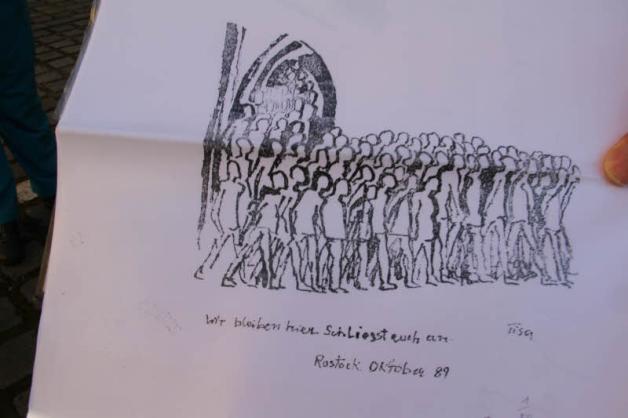 Im Oktober 1989 wurde mit diesem symbolträchtigen Bild in Rostock dafür geworben, hier zu bleiben und nicht das Land zu verlassen, aber sich den Protesten der Friedlichen Revolution anzuschließen. Das Bild wurde mit dem Kürzel „Tisa“ versehen.