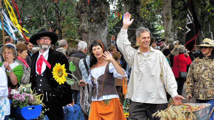 Die Einwohner der Gemeinde Brüsewitz und auch die Nachbarn hatten sich in historische Kostüme gehüllt, um den Festumzug zu begleiten. 