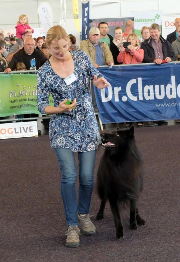 Die Dog-Dance-Expertin Karen Uecker zeigt mit ihrem belgischen Schäferhund Asim, was Hunde alles lernen können.
