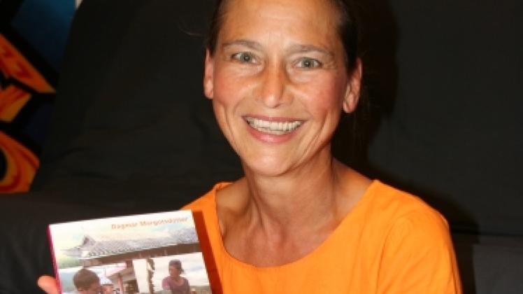 Dagmar Margotsdotter-Fricke hat ihr Buch „Am Herdfeuer“ in der Stadtbücherei vorgestellt. 