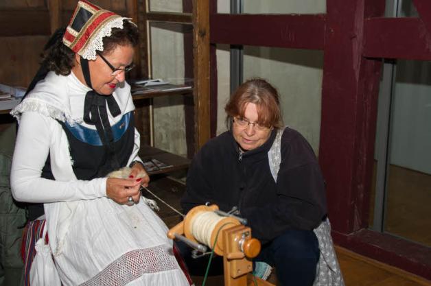Gleich am Eingang zum Museum drehte Roswitha Lindow aus Schwerin unermüdlich ihr Spinnrad. Gleich am Eingang zum Museum drehte Roswitha Lindow aus Schwerin unermüdlich ihr Spinnrad.