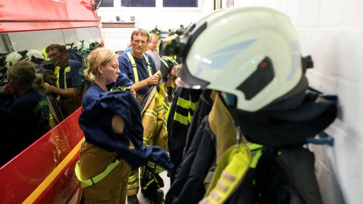Pflichtfrauen und -männer in der Feuerwehr Friedrichstadt.
