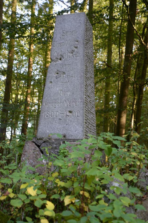 Der Moltkestein ist sichtbar in die Jahre gekommen.  Fotos: Wolfried Pätzold 