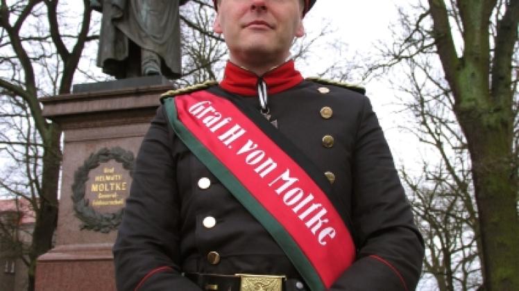 Mark Riedel engagiert sich seit Jahren als Mitglied im Heimatbund für die Erinnerung an Helmuth Graf von Moltke und schlüpft gelegentlich als Stadtführer in deren Rolle. 