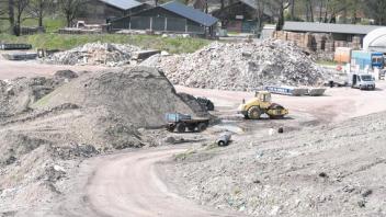Deponie, Recyclinghof und im Hintergrund der Schäferhof: Auf dem höchsten Punkt des  Geländes lässt sich  das gesamte Areal überblicken.  Foto: Zimmermann