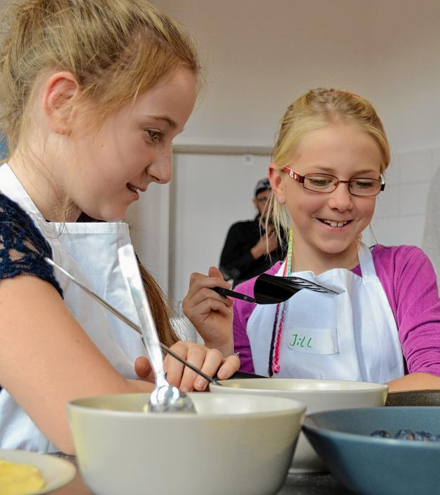Ihre Crepes verfeinern Jill und Nova (l.) mit Heidelbeeren. Ihre Crepes verfeinern Jill und Nova (l.) mit Heidelbeeren.