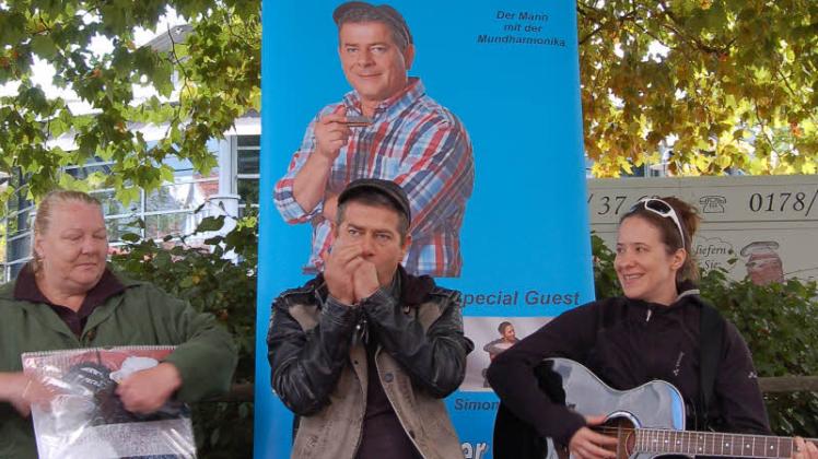 Begleitet von Sängerin und Gitarristin Simone Oberstein (rechts) gab Michael Hirte Lieder wie „Ave Maria“ oder „Halleluja“ zum Besten. Rund 100 Euro wurden bei dem einstündigen Auftritt gesammelt. Das Geld spendete Michael Hirte an Kerstin Skrobic (links), die an der Lütjenstraße mehrmals pro Woche das Straßenmagazin „Die Jerusalëmmer“, Kalender und Postkarten verkauft 