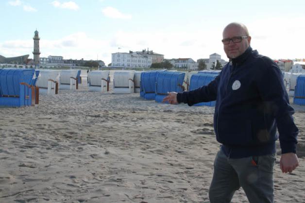 Musste seine Körbe ein deutliches Stück nach oben transportieren: Strandkorbvermieter Matthias Treichel von der Strandoase. Musste seine Körbe ein deutliches Stück nach oben transportieren: Strandkorbvermieter Matthias Treichel von der Strandoase.