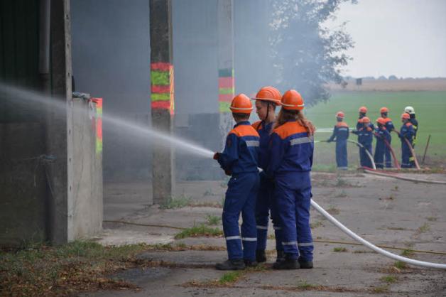 „Wasser marsch“ hieß es am Ende der großen Herbstübung der Jugendfeuerwehren des Amtes Grabow, die in Kolbow stattfand. „Wasser marsch“ hieß es am Ende der großen Herbstübung der Jugendfeuerwehren des Amtes Grabow, die in Kolbow stattfand.