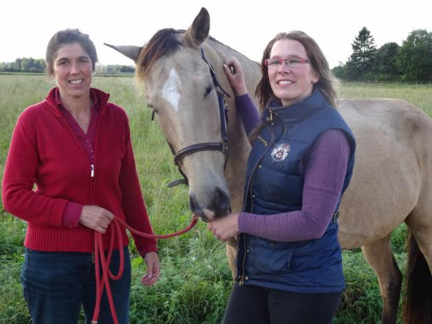 Die Organisatorinnen: Cornelia Kerbl und Svenja Brauer mit Lusitano „Zari“ auf dem Elinenhof in Emkendorf. Die Organisatorinnen: Cornelia Kerbl und Svenja Brauer mit Lusitano „Zari“ auf dem Elinenhof in Emkendorf.