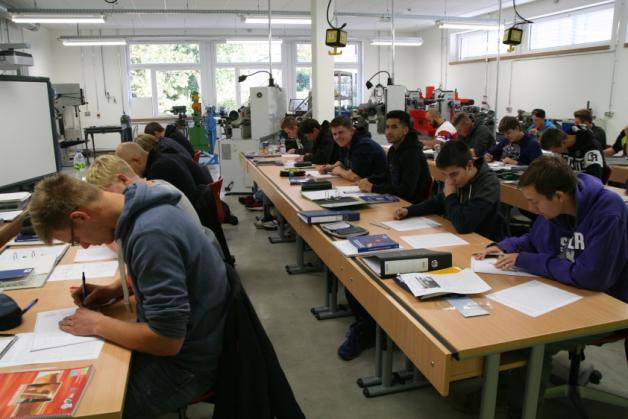 Unterricht in neuen Räumen: Die Schüler im Bereich der Metalltechnik bei der Arbeit.