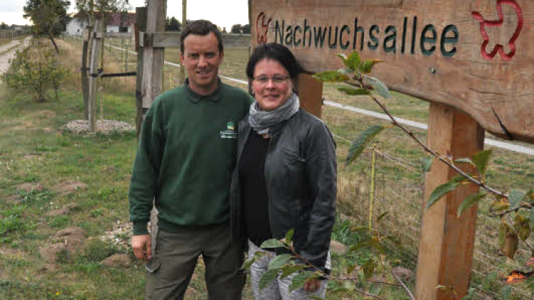 Für jedes neugeborene Kind aus Jamel  spendieren Kerstin und Gerd Weiberg einen Baum, der in der Nachwuchsallee gepflanzt wird.  