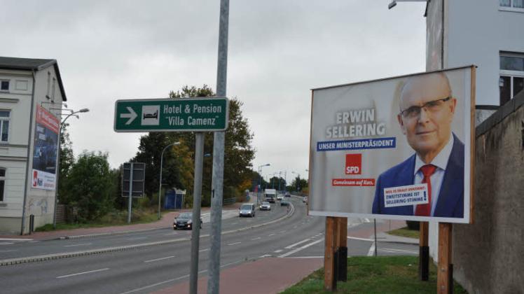 Noch heute lächelte Erwin Sellering von einem Wahlplakat an der Auffahrt zur Liebnitzbrücke in Güstrow.  