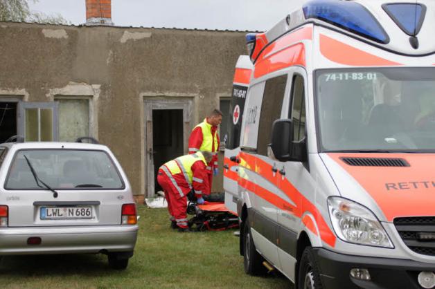 Rettungskräfte versorgen die verletzte Person und brachten sie dann ins Ludwigsluster Krankenhaus.  Fotos: Ralf Drefin 