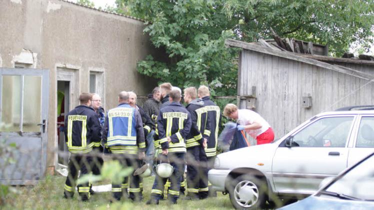 Einsatzkräfte von Polizei und Feuerwehr sowie Rettungskräfte wurden gestern Nachmittag in den Ludwigsluster Wasserturmweg gerufen. 