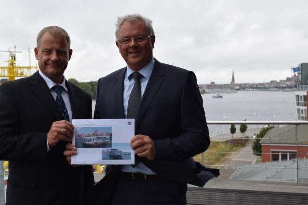 Noch quert nur die Fähre die Warnow – Harald Arndt (l.) und Helge Sell wollen den Neptun Hopper auf den Fluss bringen. Noch quert nur die Fähre die Warnow – Harald Arndt (l.) und Helge Sell wollen den Neptun Hopper auf den Fluss bringen.