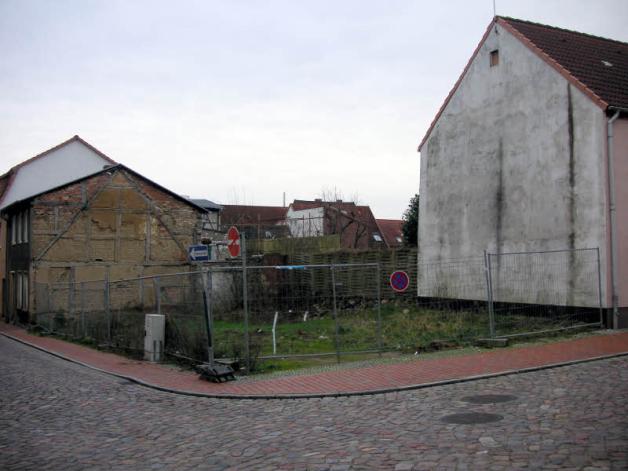 So sah es hier noch vor Jahren aus: eine Baulücke mit viel Unkraut. Und ein Schandfleck für die Stadt.Links: Zinngießerstraße 5.