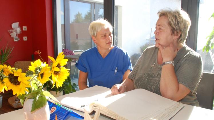 Gemeinsam mit Schwester Sibylle Heinrich (l.) von der Palliativstation erinnert sich Ute Tetzlaff an die Zeit, als ihre Mutter betreut wurde.  
