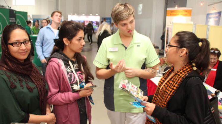 Kevin Rost hat gerade seine Ausbildung zur Pflegefachkraft beendet und steht Besuchern am Stand vom „Haus am Wiesengrund“ Rede und Antwort.  Fotos: Holger Glaner 