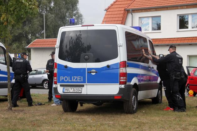 Polizei-Großkontrollen rund um Hells-Angels-Eröffnungsfeier in Rostock - Zahlreiche Beamte am Petri- und Dierkower Damm im Einsatz